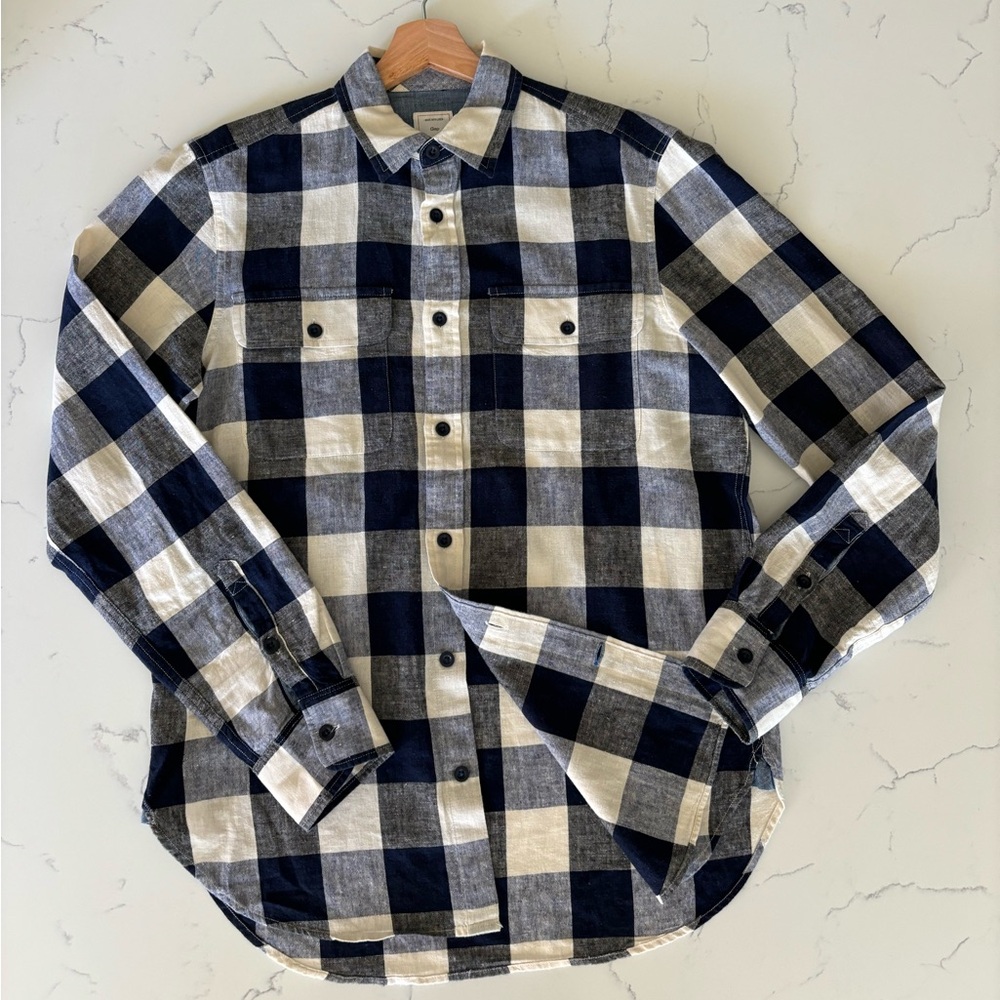 Gap Linen men’s button down dress shirt size S.
